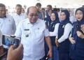 Wali Kota Gorontalo, Adhan Dambea disambut para guru saat membuka SPMB tahun 2026 tingkat Kota Gorontalo, Rabu (3/6). (foto: istimewa)