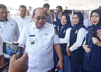 Wali Kota Gorontalo, Adhan Dambea disambut para guru saat membuka SPMB tahun 2026 tingkat Kota Gorontalo, Rabu (3/6). (foto: istimewa)