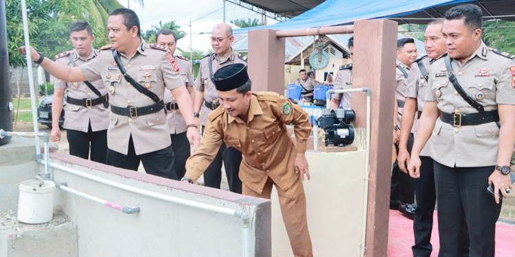 Kapolres Boalemo, AKBP Sigit Rahayudi,S.I.K. beserta Ketua Bhayangkari Cabang Boalemo, Ny. Gita Sigit Rahayudi dan para PJU serta masyarakat Desa Lamu, meresmikan penyaluran air bersih bagi masyarakat.