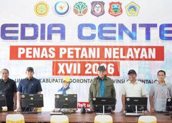 Gubernur Gusnar Ismail dan Wagub Idah Syahidah Rusli Habibie meninjau Media Center PENAS Petani Nelayan ke-XVII yang berada di kompleks GOR David-Tonny, Limboto, Ahad (14/6/2026). (Foto : Dok-Pemprov/valen)