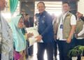 Gubernur Gorontalo Gusnar Ismail bersama Dirut Perum Bulog Letjen TNI (Purn) Ahmad Rizal Ramadhani, menyerahkan bantuan pangan di Desa Tabongo Timur, Kabupaten Gorontalo, Kamis (18/6). (foto: dok-pemprov)
