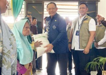 Gubernur Gorontalo Gusnar Ismail bersama Dirut Perum Bulog Letjen TNI (Purn) Ahmad Rizal Ramadhani, menyerahkan bantuan pangan di Desa Tabongo Timur, Kabupaten Gorontalo, Kamis (18/6). (foto: dok-pemprov)