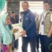 Gubernur Gorontalo Gusnar Ismail bersama Dirut Perum Bulog Letjen TNI (Purn) Ahmad Rizal Ramadhani, menyerahkan bantuan pangan di Desa Tabongo Timur, Kabupaten Gorontalo, Kamis (18/6). (foto: dok-pemprov)