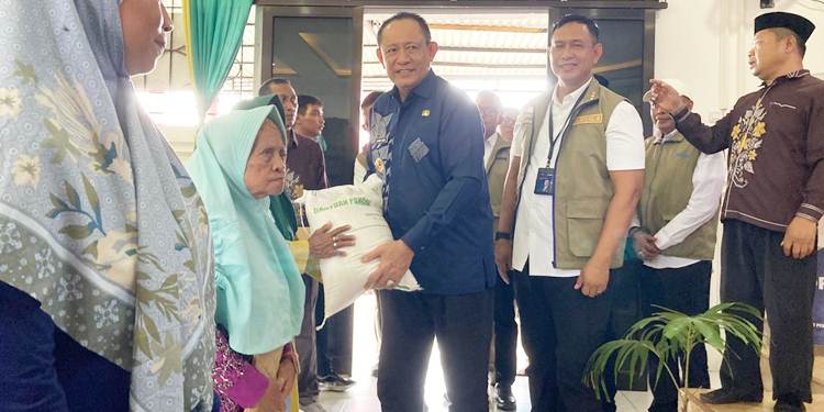 Gubernur Gorontalo Gusnar Ismail bersama Dirut Perum Bulog Letjen TNI (Purn) Ahmad Rizal Ramadhani, menyerahkan bantuan pangan di Desa Tabongo Timur, Kabupaten Gorontalo, Kamis (18/6). (foto: dok-pemprov)