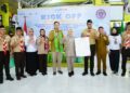 Wagub Idah Syahidah RH bersama Direktur Pemberdayaan Masyarakat dan Pelaku Usaha Pangan Olahan BPOM RI Agus Yudi Prayudanan, Kepala BPOM Gorontalo, Kepala Dinas Kesehatan, serta Kwarda Gorontalo hadir pada pelaksanaan Kick off Uji Keamanan Pangan Jajanan Sekolah di MIN 1 Kota Gorontalo, Selasa (9/6). (Foto – Fadly/Diskominfotik)
