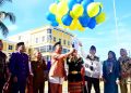 AYAH WAJIB HADIR - Sekda Provinsi Gorontalo Sofian Ibrahim bersama jajaran BKKBN melepas balon pada peringatan Hari Keluarga Nasional ke 33t tingkat Provinsi Gorontalo, senin (29/6). (foto: dok/pemprov)
