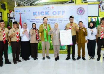 Wagub Idah Syahidah RH bersama Direktur Pemberdayaan Masyarakat dan Pelaku Usaha Pangan Olahan BPOM RI Agus Yudi Prayudanan, Kepala BPOM Gorontalo, Kepala Dinas Kesehatan, serta Kwarda Gorontalo hadir pada pelaksanaan Kick off Uji Keamanan Pangan Jajanan Sekolah di MIN 1 Kota Gorontalo, Selasa (9/6). (Foto – Fadly/Diskominfotik)