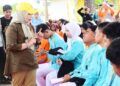 Wakil Gubernur Gorontalo Idah Syahidah Rusli Habibie bersama siswa siswi SMA Negeri 2 Limboto pada pelaksanaan Program Aksi Kokurikuler Ketahanan Pangan. (Foto – Diskominfotik/Nova).