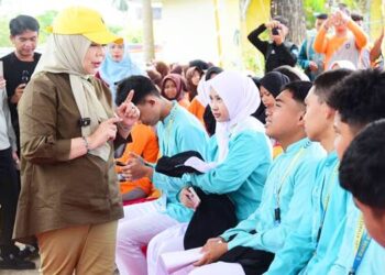 Wakil Gubernur Gorontalo Idah Syahidah Rusli Habibie bersama siswa siswi SMA Negeri 2 Limboto pada pelaksanaan Program Aksi Kokurikuler Ketahanan Pangan. (Foto – Diskominfotik/Nova).