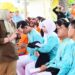 Wakil Gubernur Gorontalo Idah Syahidah Rusli Habibie bersama siswa siswi SMA Negeri 2 Limboto pada pelaksanaan Program Aksi Kokurikuler Ketahanan Pangan. (Foto – Diskominfotik/Nova).
