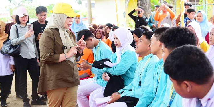 Wakil Gubernur Gorontalo Idah Syahidah Rusli Habibie bersama siswa siswi SMA Negeri 2 Limboto pada pelaksanaan Program Aksi Kokurikuler Ketahanan Pangan. (Foto – Diskominfotik/Nova).