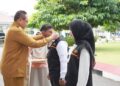 SENSUS EKONOMI- Gubernur Gorontalo Gusnar Ismail menyematkan tanda pengenal petugas lapangan Sensus Ekonomi 2026 pada apel siaga di halaman rumah jabatan gubernur, Senin (15/6). ( Foto : Dok-Pemprov/Valen)