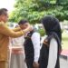 SENSUS EKONOMI- Gubernur Gorontalo Gusnar Ismail menyematkan tanda pengenal petugas lapangan Sensus Ekonomi 2026 pada apel siaga di halaman rumah jabatan gubernur, Senin (15/6). ( Foto : Dok-Pemprov/Valen)