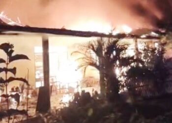 Kobaran api membakar sebuah rumah milik kepala dusun, tepat di belakang Kantor Desa Bungalo, Kecamatan Telaga Jaya, Kabupaten Gorontalo, Ahad (21/6) malam.