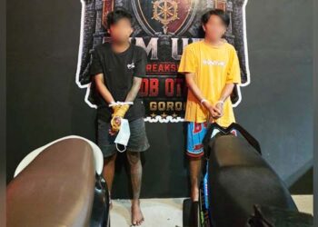 Dua tersangka dugaan Curanmor yang ditangkap tim URC Polda Gorontalo.