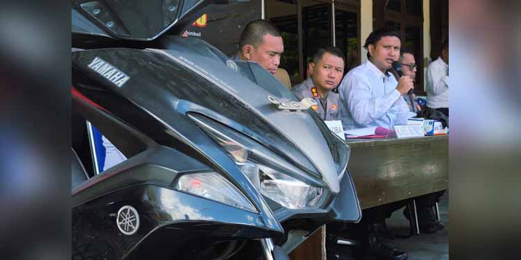 Barang bukti satu unit motor yang di curi tetangganya, berhasil di amankan jajaran Polres Bone Bolango. Senin (8/6).Foto : (Natharahman/ Gorontalo Post).