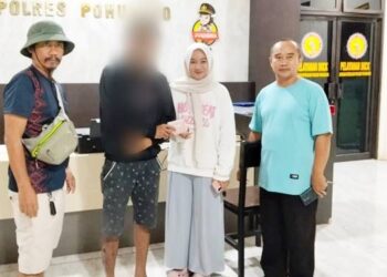 Pria yang terekam CCTV mencuri dompet saat mengembalikan dompet curiannya kepada pemiliknya, di Polres Pohuwato.