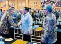 BICARA TERTUTUP - Presiden Prabowo Subianto menyalami Ketua Majelis Rektor Perguruan Tinggi Negeri Indonesia, yang juga rektor Universitas Negeri Gorontalo (UNG) Prof.Eduart Wolok, pada Sarasehan Kebangsaan KSTI 2026 di Jakarta. (foto: biropers/setkabri)