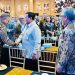 BICARA TERTUTUP - Presiden Prabowo Subianto menyalami Ketua Majelis Rektor Perguruan Tinggi Negeri Indonesia, yang juga rektor Universitas Negeri Gorontalo (UNG) Prof.Eduart Wolok, pada Sarasehan Kebangsaan KSTI 2026 di Jakarta. (foto: biropers/setkabri)