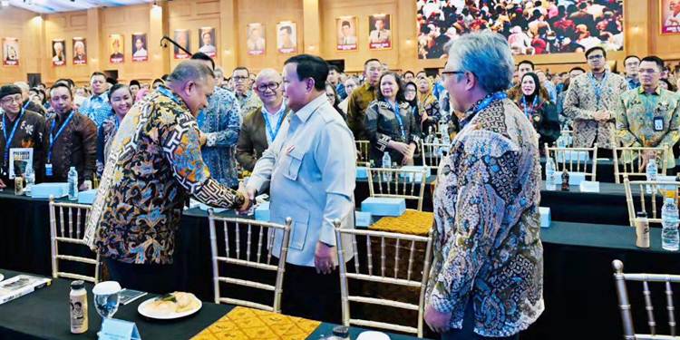 BICARA TERTUTUP - Presiden Prabowo Subianto menyalami Ketua Majelis Rektor Perguruan Tinggi Negeri Indonesia, yang juga rektor Universitas Negeri Gorontalo (UNG) Prof.Eduart Wolok, pada Sarasehan Kebangsaan KSTI 2026 di Jakarta. (foto: biropers/setkabri)