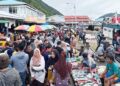 TETAP RAMAI - Suasana pelelangan ikan di Kota Gorontalo yang selalu ramai kendati harga ikan mengalami fluktuasi lantaran cuaca buruk. (Foto: dok/ gorontalopost)