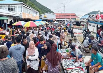 TETAP RAMAI - Suasana pelelangan ikan di Kota Gorontalo yang selalu ramai kendati harga ikan mengalami fluktuasi lantaran cuaca buruk. (Foto: dok/ gorontalopost)