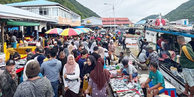 TETAP RAMAI - Suasana pelelangan ikan di Kota Gorontalo yang selalu ramai kendati harga ikan mengalami fluktuasi lantaran cuaca buruk. (Foto: dok/ gorontalopost)