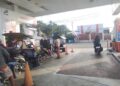 Antrian kendaraan di pompa Pertamax sangat minim yakni hanya satu atau dua orang saja dibanding antrian kendaraan di Pompa Pertalite mengular hingga ke jalan raya di salah satu SPBU di Kota Gorontao. (Foto: Roy/Gorontalo Post).