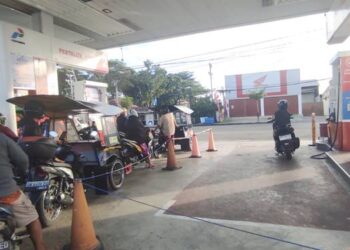 Antrian kendaraan di pompa Pertamax sangat minim yakni hanya satu atau dua orang saja dibanding antrian kendaraan di Pompa Pertalite mengular hingga ke jalan raya di salah satu SPBU di Kota Gorontao. (Foto: Roy/Gorontalo Post).
