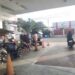 Antrian kendaraan di pompa Pertamax sangat minim yakni hanya satu atau dua orang saja dibanding antrian kendaraan di Pompa Pertalite mengular hingga ke jalan raya di salah satu SPBU di Kota Gorontao. (Foto: Roy/Gorontalo Post).