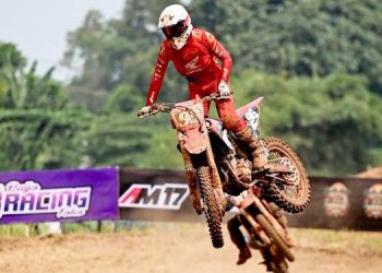 Crosser binaan PT Astra Honda Motor (AHM), Ivan Valrossi Tertia Wahyumaniadi menaklukkan sirkuit Kejuaraan Nasional (Kejurnas) Motocross 2026. (foto: dok-AHM)