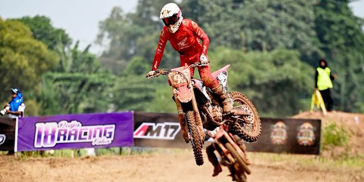 Crosser binaan PT Astra Honda Motor (AHM), Ivan Valrossi Tertia Wahyumaniadi menaklukkan sirkuit Kejuaraan Nasional (Kejurnas) Motocross 2026. (foto: dok-AHM)
