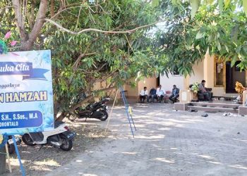IN MEMORIAM - Rumah dumah duka alm Irwan Hamzah yang mulai dipadati pelayat, Senin (29/6) kemarin(foto: rendy.w.f /gorontalo post)