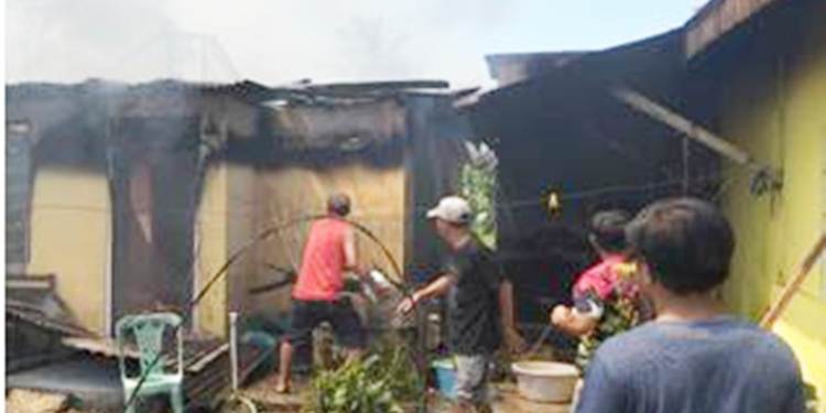 Satu unit rumah permanen milik warga yang ada di Desa Pilolalenga, Kecamatan Dungaliyo, Kabupaten Gorontalo, dilalap si jago merah pada