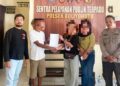 Seorang emak-emak inisial EP saat didamaikan dengan seorang pria insiial ET pelaku yang dilaporkan memepet sepeda motor EP saat berkendara di jalan raya.
