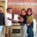 Seorang emak-emak inisial EP saat didamaikan dengan seorang pria insiial ET pelaku yang dilaporkan memepet sepeda motor EP saat berkendara di jalan raya.