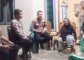 Seorang lansia yang ditemukan warga hilang arah di wilayah Pentadio Barat Kabupaten Gorontalo diantarkan petugas kepolisian ke rumah keluargannya.