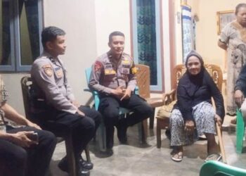 Seorang lansia yang ditemukan warga hilang arah di wilayah Pentadio Barat Kabupaten Gorontalo diantarkan petugas kepolisian ke rumah keluargannya.