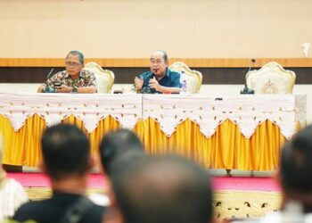 Wali Kota Gorontalo, Adhan Dambea didampingi Sekda Ismail Madjid saat membina LPM dari sejumlah kelurahan, Selasa (2/6/2026) malam di BLY.
