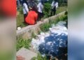 Sejumlah jenazah yang telah dikeluarkan dari dalam kuburan sudah dibungkus kain kafan akan dipindahkan ke makam baru belakang kantor camat Sipatana, Kota Gorontalo, Rabu, (3/6/2026).