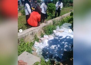 Sejumlah jenazah yang telah dikeluarkan dari dalam kuburan sudah dibungkus kain kafan akan dipindahkan ke makam baru belakang kantor camat Sipatana, Kota Gorontalo, Rabu, (3/6/2026).
