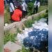 Sejumlah jenazah yang telah dikeluarkan dari dalam kuburan sudah dibungkus kain kafan akan dipindahkan ke makam baru belakang kantor camat Sipatana, Kota Gorontalo, Rabu, (3/6/2026).