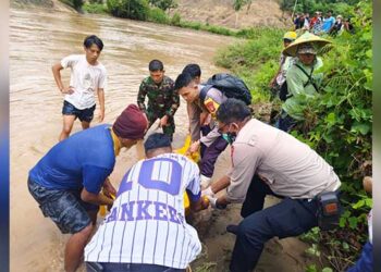 Personel Polsek Taluditi dan Personel TNI membantu proses evakuasi seorang warga yang ditemukan meninggal dunia di Sungai Malango, Dusun I Desa Malango, Kecamatan Taluditi, Minggu (14/6/2026).