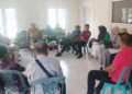 Mediasi terkait masalah limbah pabrik tahu di Tapa, Kabupaten Bone Bolango yang dilakukan tim gabungan Dinas PTSP dan Dinas Lingkungan Hidup dihadiri camat, kades, Bhabinkamtibmas digelar di kantor Desa Bulontalangi, Tapa, Kamis (11/6).