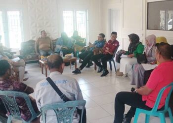 Mediasi terkait masalah limbah pabrik tahu di Tapa, Kabupaten Bone Bolango yang dilakukan tim gabungan Dinas PTSP dan Dinas Lingkungan Hidup dihadiri camat, kades, Bhabinkamtibmas digelar di kantor Desa Bulontalangi, Tapa, Kamis (11/6).