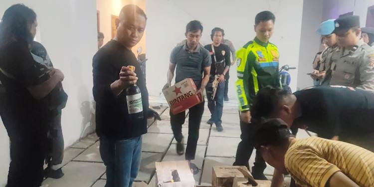 Kasat Intelkam Polres Pohuwato, AKP Alfian Hilahapa,S.H. bersama personel saat mengamankan ratusan botol minuman keras (Miras) berbagai merek dari sejumlah tempat hiburan malam yang ada di Pohuwato.
