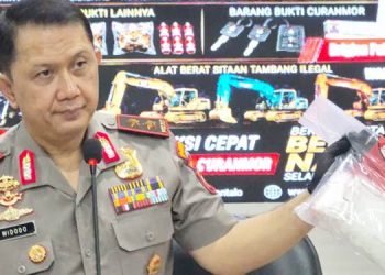 Kapolda Gorontalo, Irjen Pol. Drs. Widodo,S.H.,M.H. saat memberikan keterangan pers terkait dengan pengungkapan berbagai perkara, termasuk narkotika, serta memperlihatkan barang bukti yang berhasil diungkap. (F. Natharahman/ Gorontalo Post)