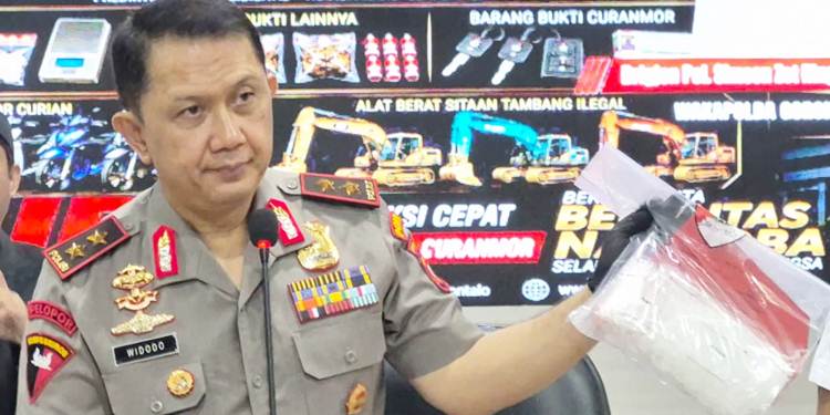 Kapolda Gorontalo, Irjen Pol. Drs. Widodo,S.H.,M.H. saat memberikan keterangan pers terkait dengan pengungkapan berbagai perkara, termasuk narkotika, serta memperlihatkan barang bukti yang berhasil diungkap. (F. Natharahman/ Gorontalo Post)
