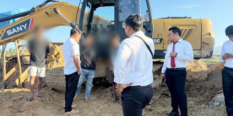Satu unit alat berat Excavator diamankan Petugas kepolisian Polres Pohuwato saat digunakan untuk melakukan aktivitas PETI di Desa Teratai, Kecamatan Marisa, Kabupaten Pohuwato, Senin (29/6/2026).