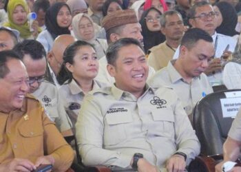 Wakil Menteri Pertanian Sudaryono bersama Gubernur Gusnar Ismail saat menghadiri Kopdar Tani dan Nelayan dalam rangkapan Penas XVII, berlangsung di auditorium kampus UG, Selasa (23/6). (foto: istimewa)